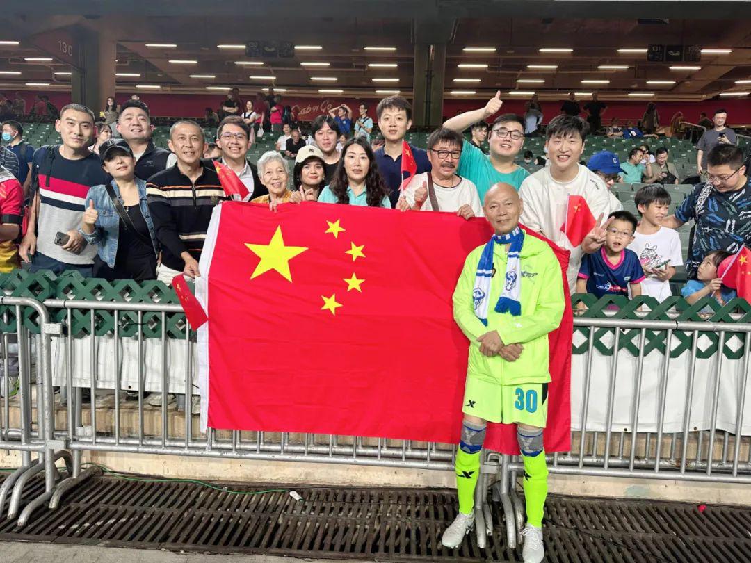 香港掀起“村超熱” 新聞聯組織逾百會員大球場觀戰